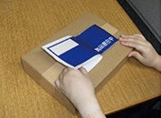 ②もう片方のはく離紙を剥がして箱に貼り付けます。